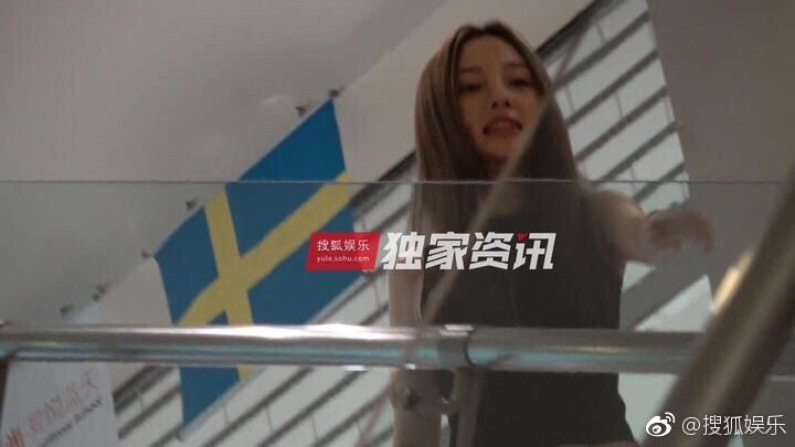 Lý Tiểu Lộ mặc quần ngắn cũn cỡn, vui vẻ đi đón con gái giữa lùm xùm ngoại tình lần 2