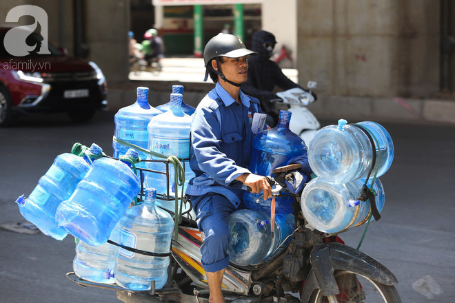 Người lao động Hà Nội chật vật mưu sinh dưới chảo lửa gần 50 độ C