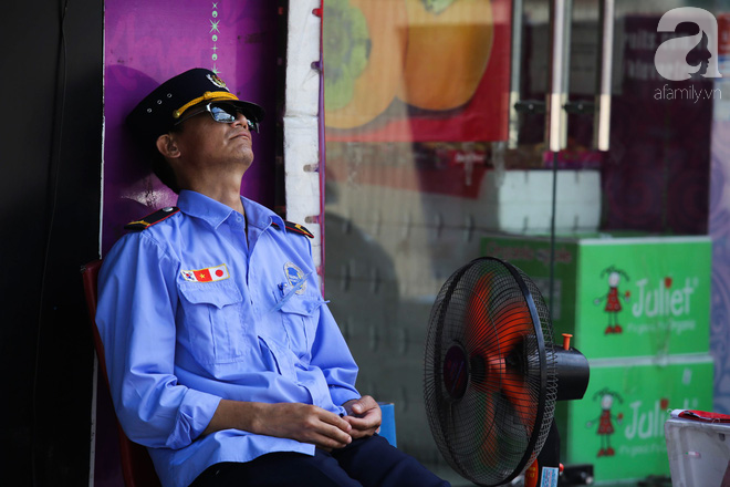 Người lao động Hà Nội chật vật mưu sinh dưới chảo lửa gần 50 độ C