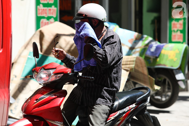 Người lao động Hà Nội chật vật mưu sinh dưới chảo lửa gần 50 độ C