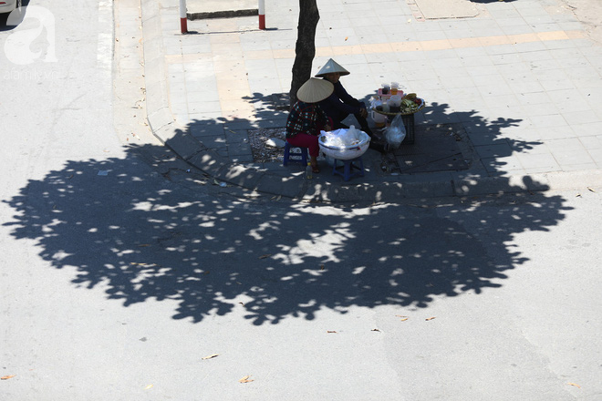 Người lao động Hà Nội chật vật mưu sinh dưới chảo lửa gần 50 độ C