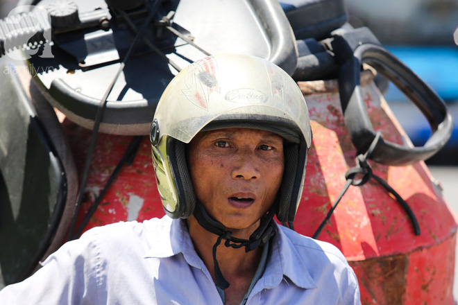 Người lao động Hà Nội chật vật mưu sinh dưới chảo lửa gần 50 độ C