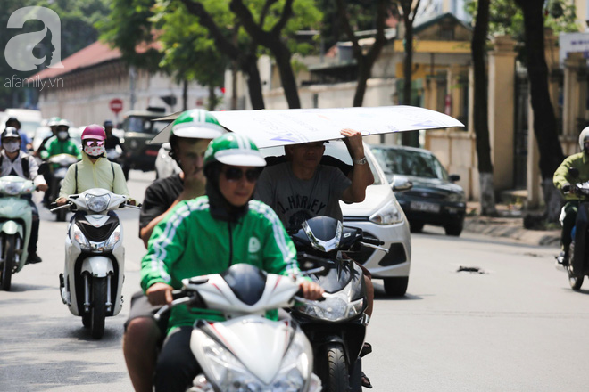 Người lao động Hà Nội chật vật mưu sinh dưới chảo lửa gần 50 độ C