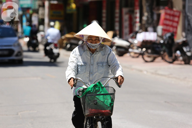 Người lao động Hà Nội chật vật mưu sinh dưới chảo lửa gần 50 độ C