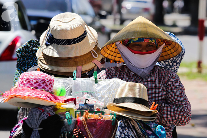 Người lao động Hà Nội chật vật mưu sinh dưới chảo lửa gần 50 độ C