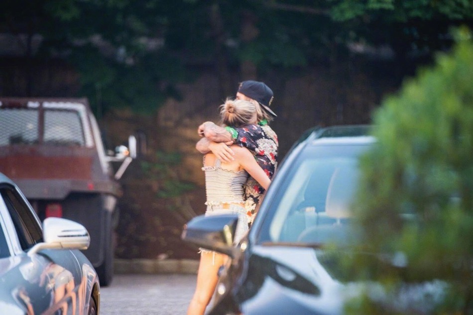 Chẳng còn nhớ nhung gì Selena Gomez, Justin Bieber công khai hôn đắm đuối bạn gái siêu mẫu nóng bỏng giữa phố Chẳng còn nhớ nhung gì Selena Gomez, Justin Bieber công khai hôn đắm đuối bạn gái siêu mẫu nóng bỏng giữa phố