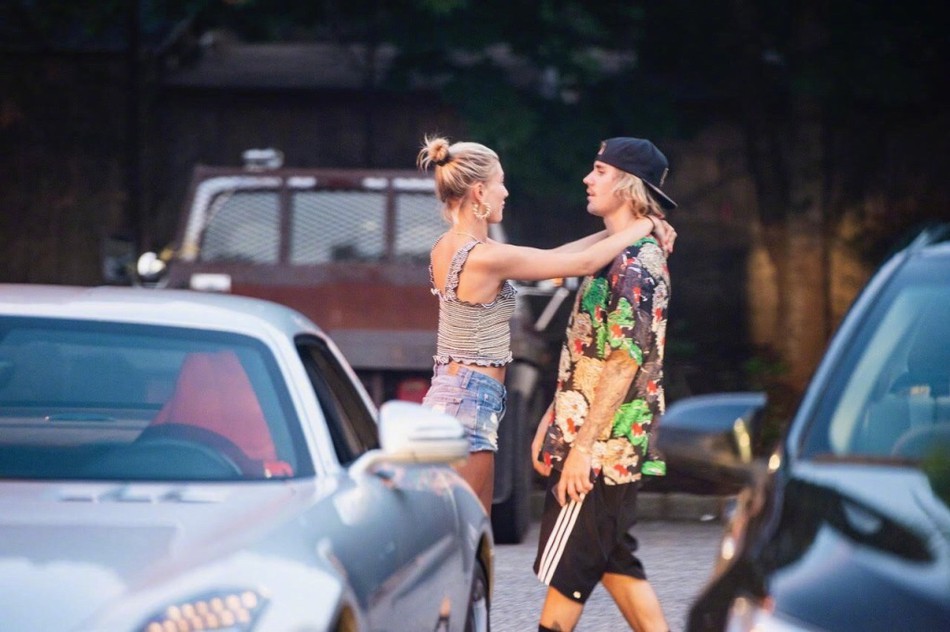 Chẳng còn nhớ nhung gì Selena Gomez, Justin Bieber công khai hôn đắm đuối bạn gái siêu mẫu nóng bỏng giữa phố Chẳng còn nhớ nhung gì Selena Gomez, Justin Bieber công khai hôn đắm đuối bạn gái siêu mẫu nóng bỏng giữa phố
