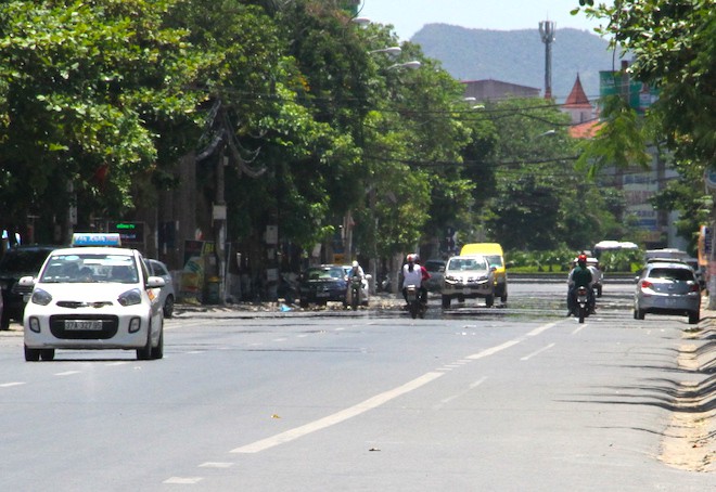 Nghệ An: Nhiệt độ tới 60 độ C, người dân trèo lên nhà cao tầng tưới nước hạ nhiệt