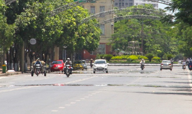 Nghệ An: Nhiệt độ tới 60 độ C, người dân trèo lên nhà cao tầng tưới nước hạ nhiệt