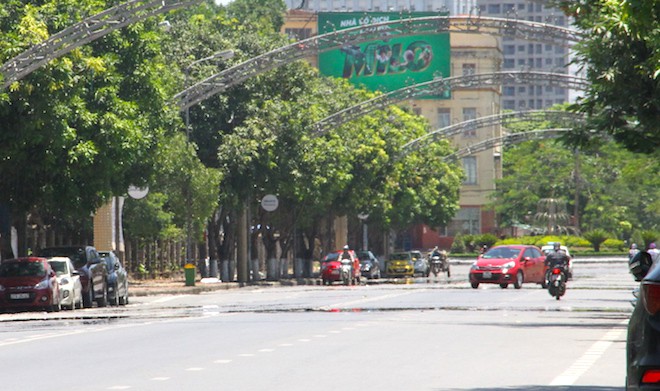 Nghệ An: Nhiệt độ tới 60 độ C, người dân trèo lên nhà cao tầng tưới nước hạ nhiệt