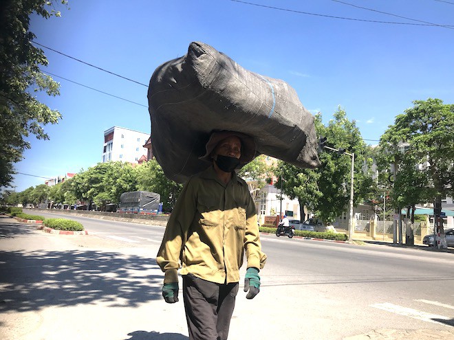 Nghệ An: Nhiệt độ tới 60 độ C, người dân trèo lên nhà cao tầng tưới nước hạ nhiệt