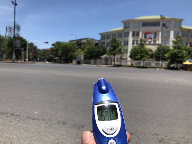 Nghệ An: Nhiệt độ tới 60 độ C, người dân trèo lên nhà cao tầng tưới nước hạ nhiệt