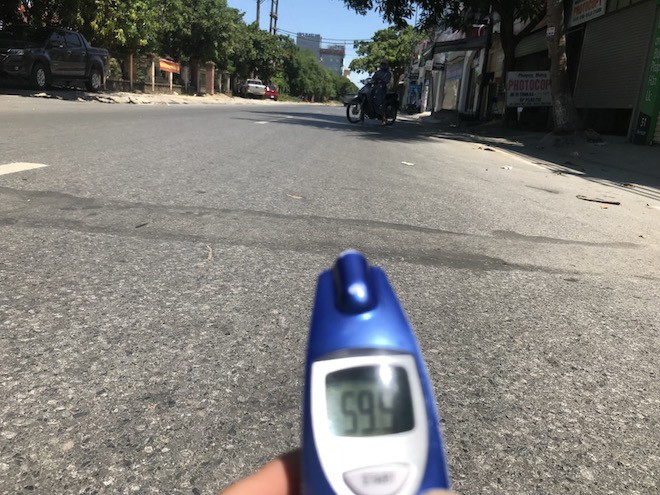 Nghệ An: Nhiệt độ tới 60 độ C, người dân trèo lên nhà cao tầng tưới nước hạ nhiệt