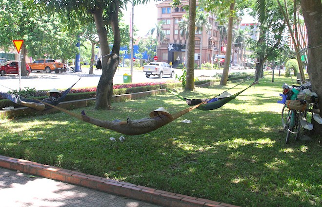 Nghệ An: Nhiệt độ tới 60 độ C, người dân trèo lên nhà cao tầng tưới nước hạ nhiệt