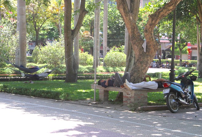 Nghệ An: Nhiệt độ tới 60 độ C, người dân trèo lên nhà cao tầng tưới nước hạ nhiệt