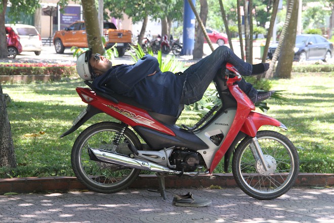 Nghệ An: Nhiệt độ tới 60 độ C, người dân trèo lên nhà cao tầng tưới nước hạ nhiệt