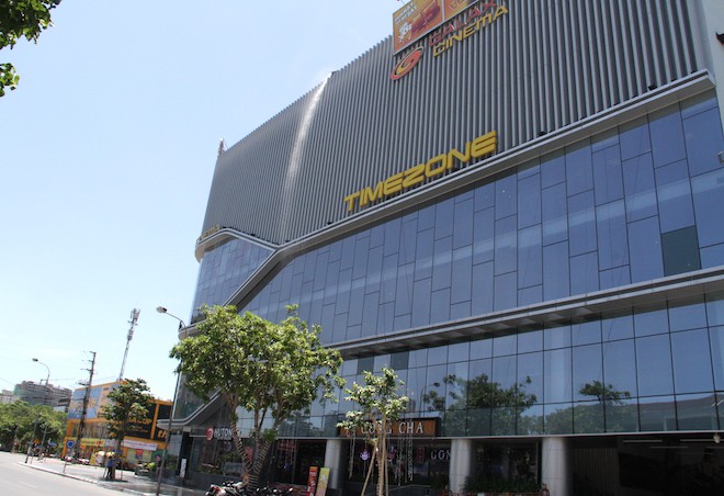 Nghệ An: Nhiệt độ tới 60 độ C, người dân trèo lên nhà cao tầng tưới nước hạ nhiệt