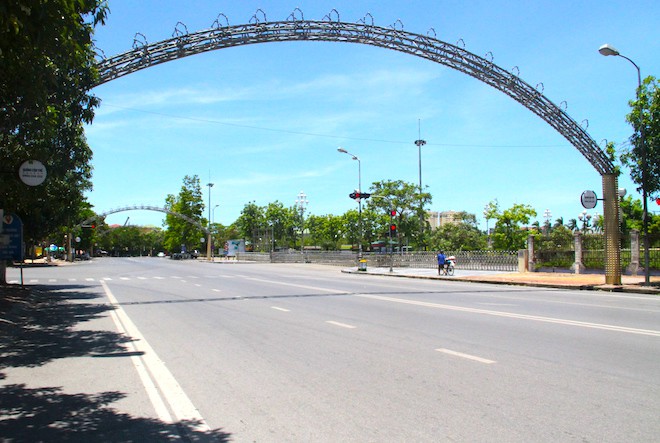 Nghệ An: Nhiệt độ tới 60 độ C, người dân trèo lên nhà cao tầng tưới nước hạ nhiệt