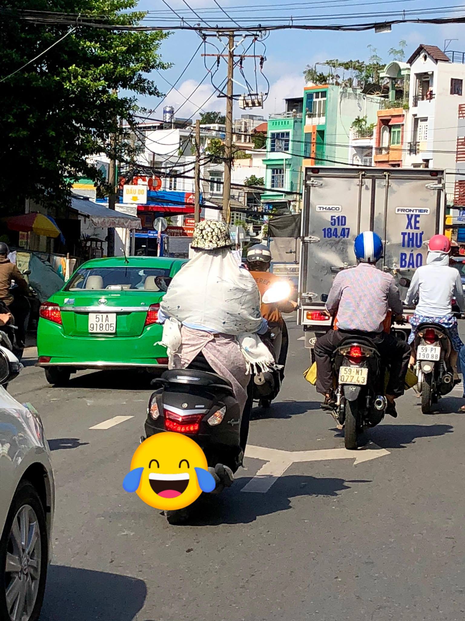 Sáng tạo như hội phản dame mặt trời: Người mặc áo chống nắng full giáp, kẻ hoá trùm cuối Sáng tạo như hội phản dame mặt trời: Người mặc áo chống nắng full giáp, kẻ hoá trùm cuối