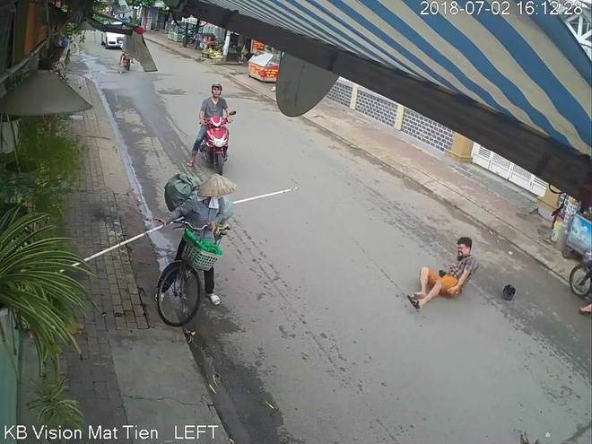 Tai nạn hy hữu: Pha xoay người của chị đồng nát khiến người đàn ông lĩnh trọn hậu quả