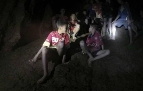 Cuộc trò chuyện trong bóng tối hang động sau khi tìm thấy đội bóng nhí