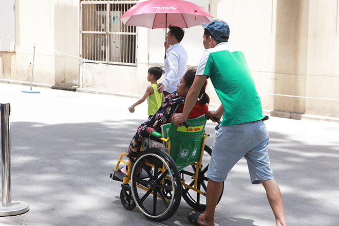 Hà Nội hóa lò bát quái, người nhà bệnh nhân vạ vật trong ATM, gốc cây tránh nắng