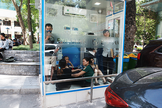 Hà Nội hóa lò bát quái, người nhà bệnh nhân vạ vật trong ATM, gốc cây tránh nắng Hà Nội hóa lò bát quái, người nhà bệnh nhân vạ vật trong ATM, gốc cây tránh nắng