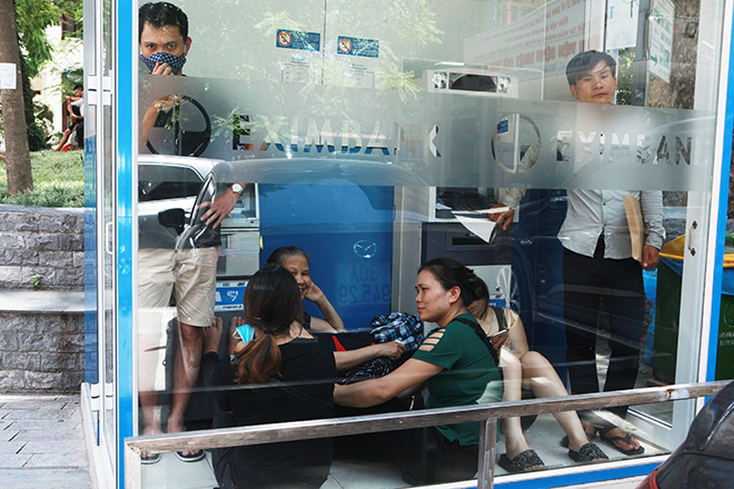 Hà Nội hóa lò bát quái, người nhà bệnh nhân vạ vật trong ATM, gốc cây tránh nắng