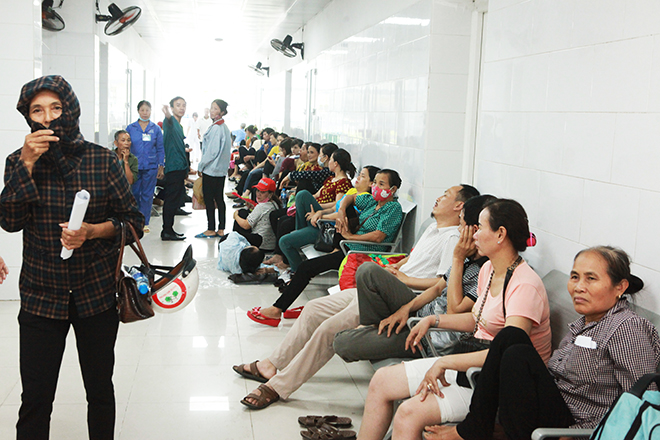 Hà Nội hóa lò bát quái, người nhà bệnh nhân vạ vật trong ATM, gốc cây tránh nắng