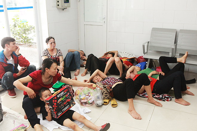 Hà Nội hóa lò bát quái, người nhà bệnh nhân vạ vật trong ATM, gốc cây tránh nắng