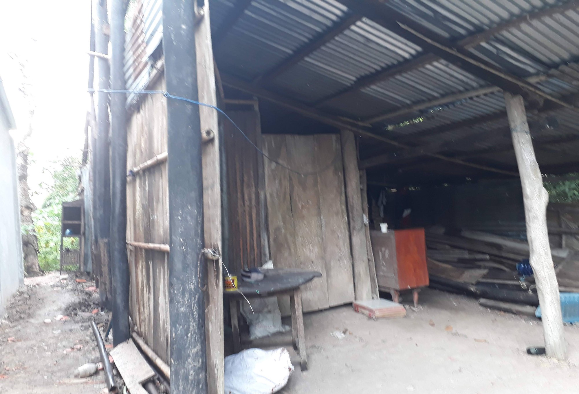 Vĩnh Long: Ở nhà cùng mẹ tâm thần, bé gái 15 tuổi chậm phát triển bị xâm hại rồi tự sinh non tại nhà