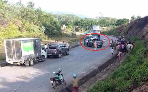 Cảnh sát bắn thủng lốp xe bán tải chở 19 bánh heroin