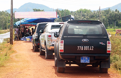 Người dân Bình Định trả 3 ôtô đoàn cán bộ sau một tuần giữ