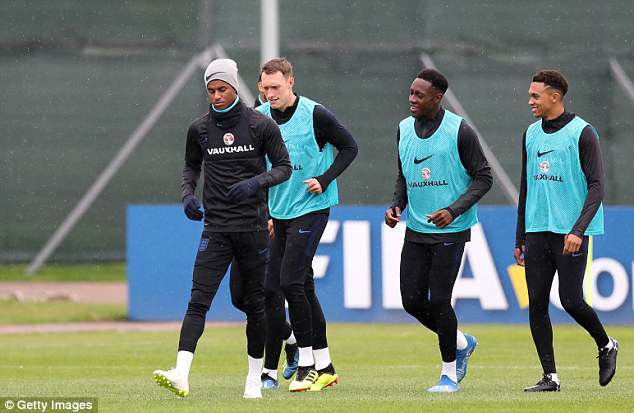 Dàn sao Anh hưng phấn, tươi hết nấc sau ngày đả bại Colombia