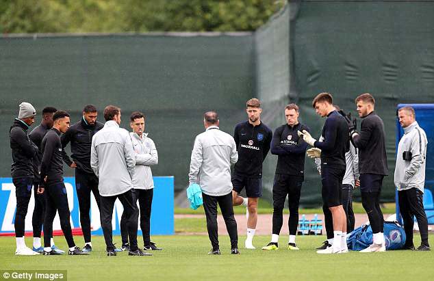 Dàn sao Anh hưng phấn, tươi hết nấc sau ngày đả bại Colombia