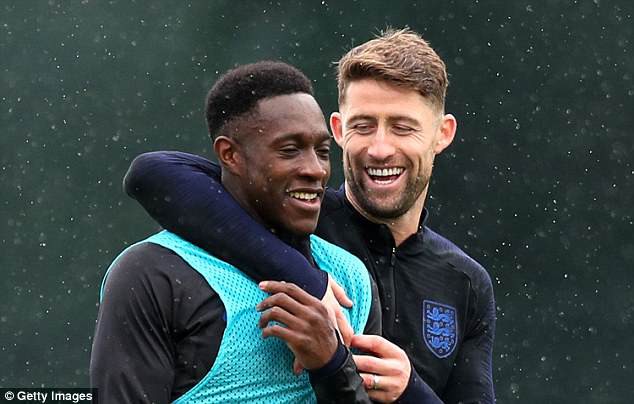 Dàn sao Anh hưng phấn, tươi hết nấc sau ngày đả bại Colombia