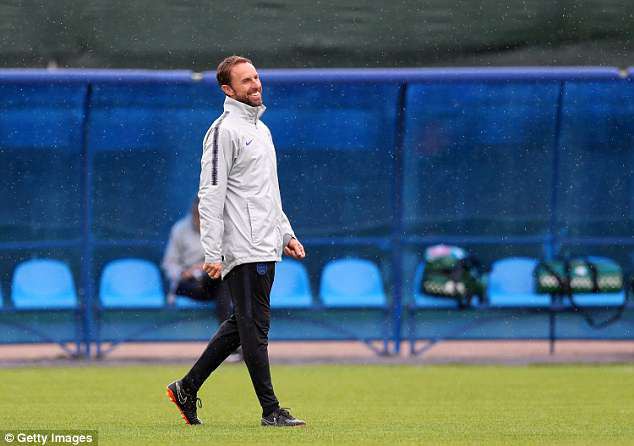 Dàn sao Anh hưng phấn, tươi hết nấc sau ngày đả bại Colombia