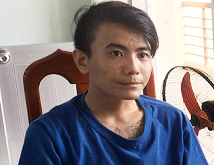 Nam thanh niên vờ mượn bật lửa rồi giật dây chuyền