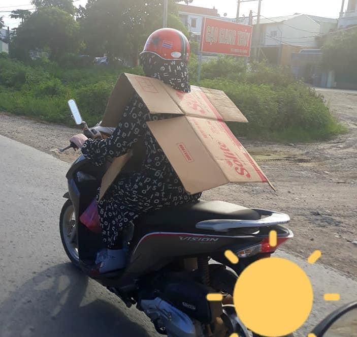 Rủ nhau sắm điều hòa giấy, cạo trọc để quên đi ngày nóng bức