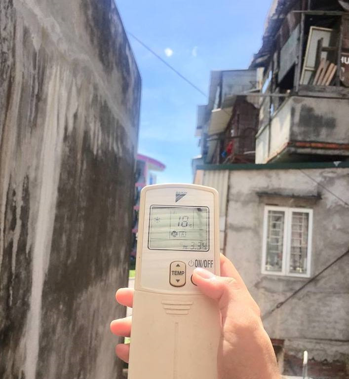 Rủ nhau sắm điều hòa giấy, cạo trọc để quên đi ngày nóng bức