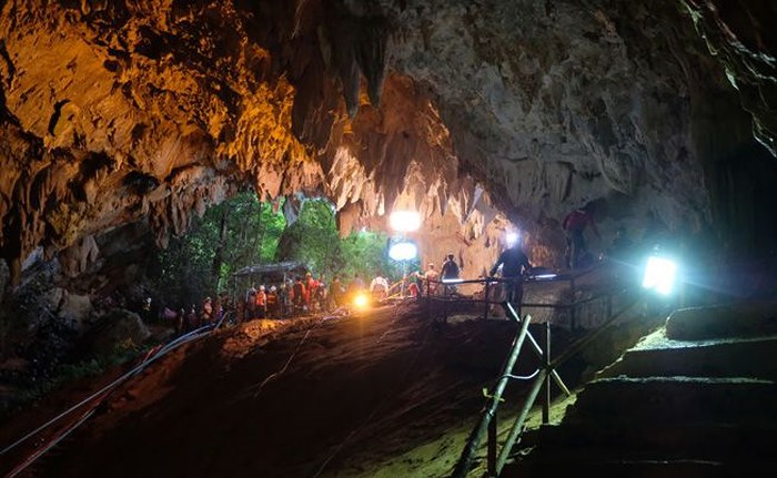 Phương án nào tối ưu nhất để đưa đội bóng ra khỏi hang Tham Luang ở Thái Lan?