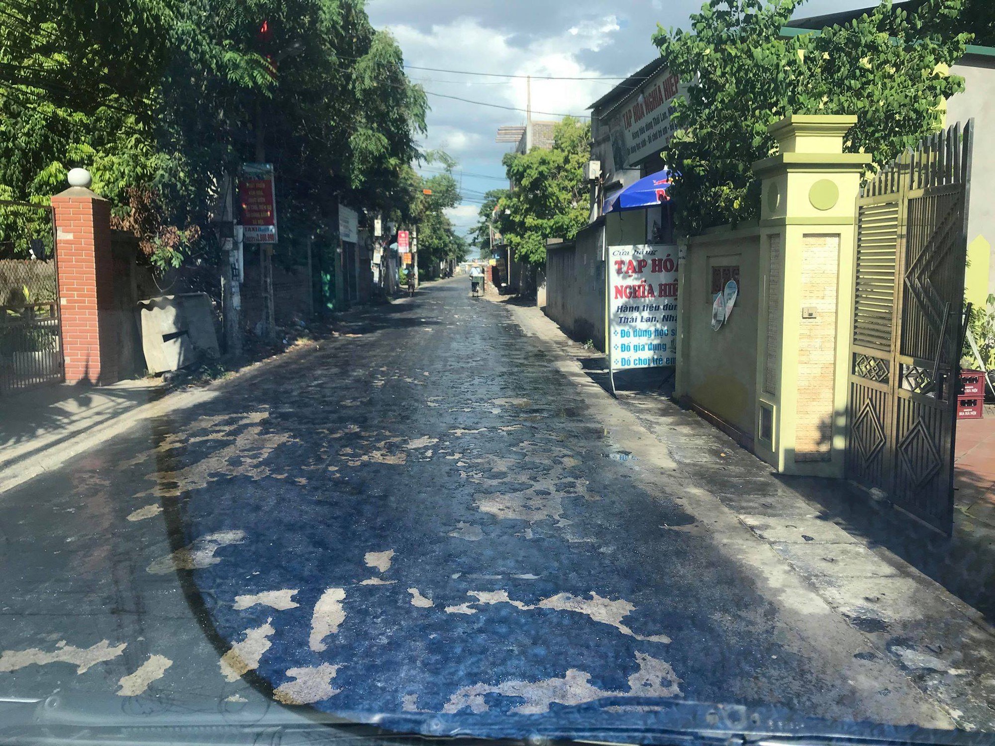 Đường nhựa tan chảy dưới nắng nóng gay gắt ở Hưng Yên