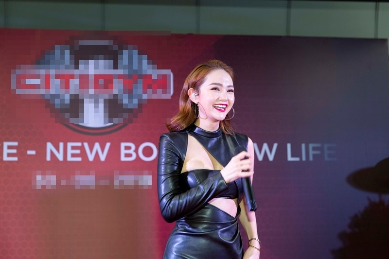 Minh Hằng lần nữa gây tranh cãi vì khả năng hát live kém đến nỗi, mời hát chung khán giả còn không thèm Minh Hằng lần nữa gây tranh cãi vì khả năng hát live kém đến nỗi, mời hát chung khán giả còn không thèm
