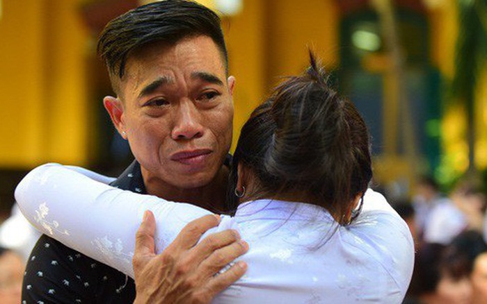 Phụ huynh khóc lóc, van xin vẫn không nộp được hồ sơ vào lớp 10 cho con