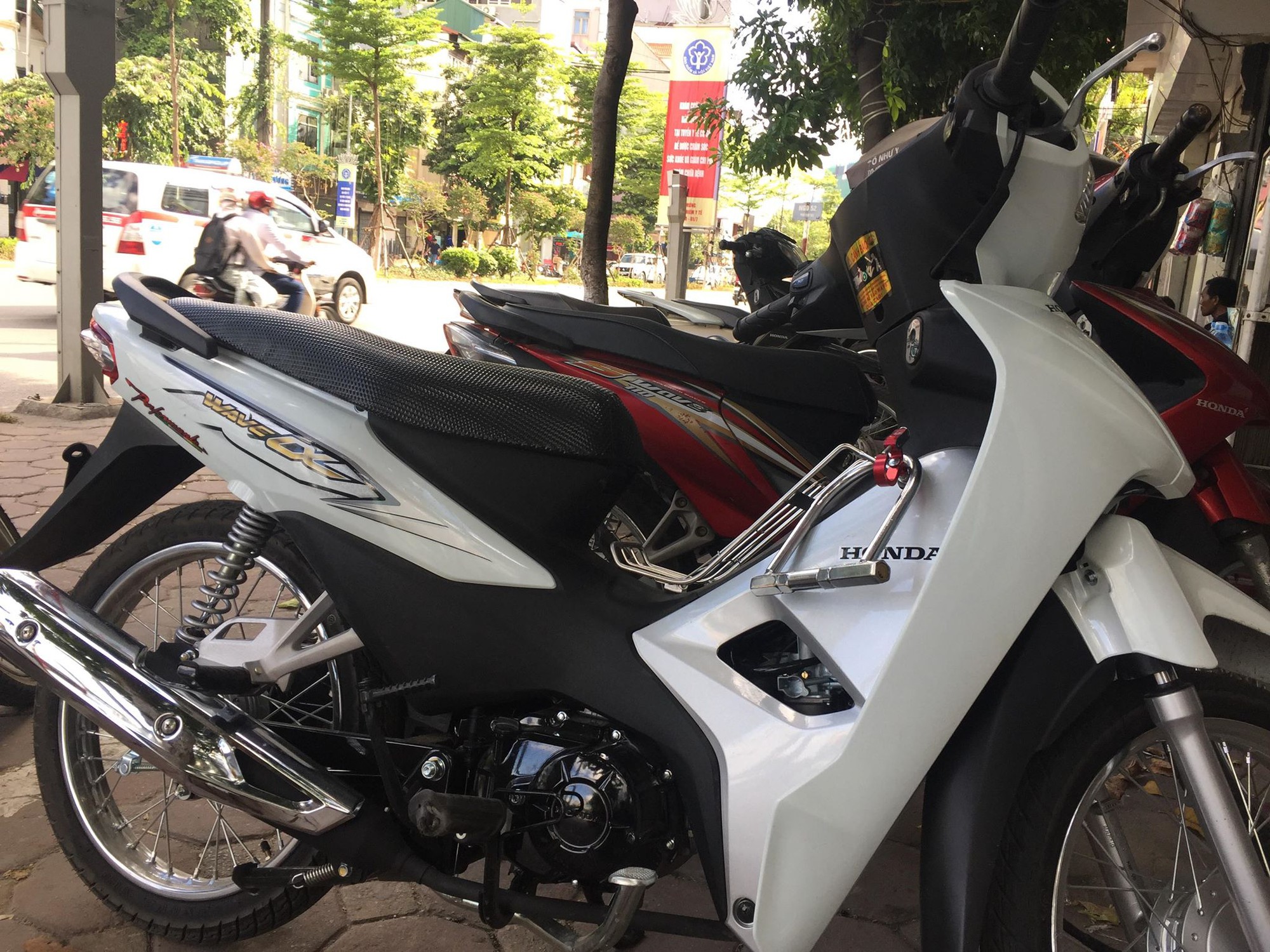 Thực hư vụ thanh niên ngủ dưới gầm ô tô để tránh nắng, tài xế không biết kéo lê 1 đoạn trên đường