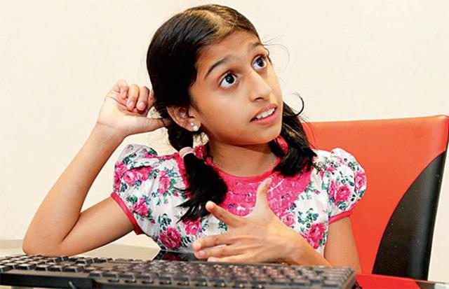 Lạ thường cô bé có khả năng lắng nghe tiếng gọi của người chết, đọc được suy nghĩ của mẹ