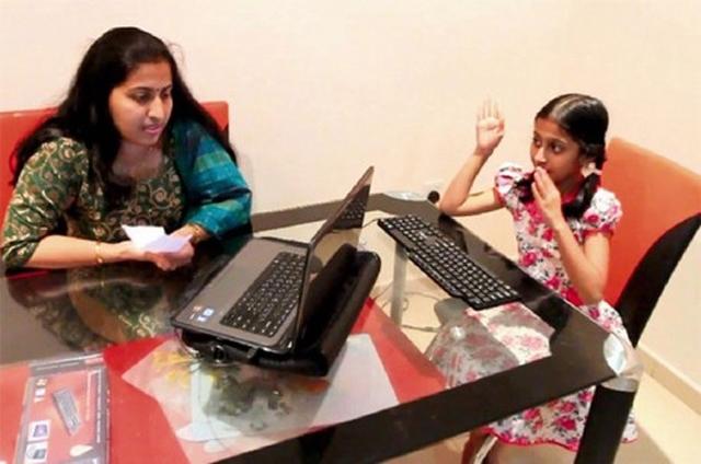 Lạ thường cô bé có khả năng lắng nghe tiếng gọi của người chết, đọc được suy nghĩ của mẹ