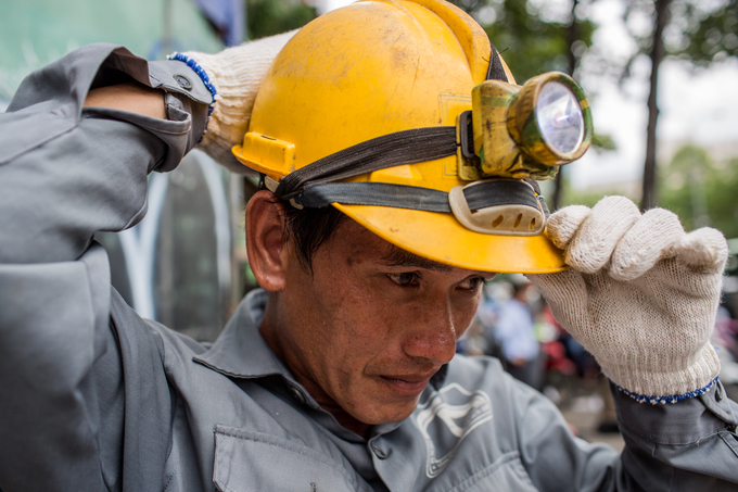 Những người dầm mình trong cống thối vớt rác ở Sài Gòn