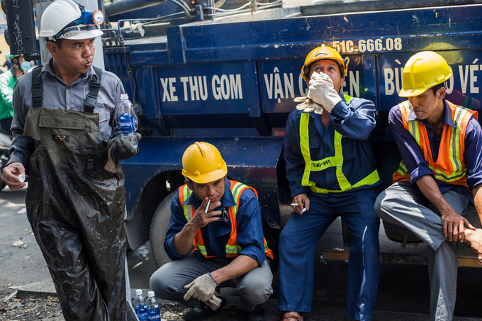 Những người dầm mình trong cống thối vớt rác ở Sài Gòn