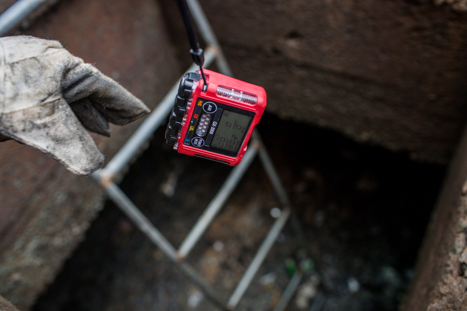 Những người dầm mình trong cống thối vớt rác ở Sài Gòn